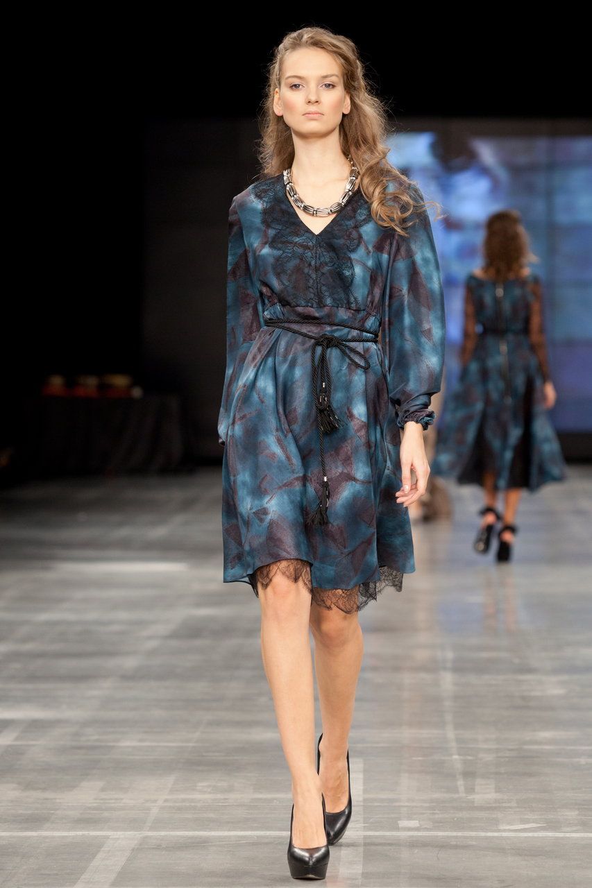 Синее шёлковое платье