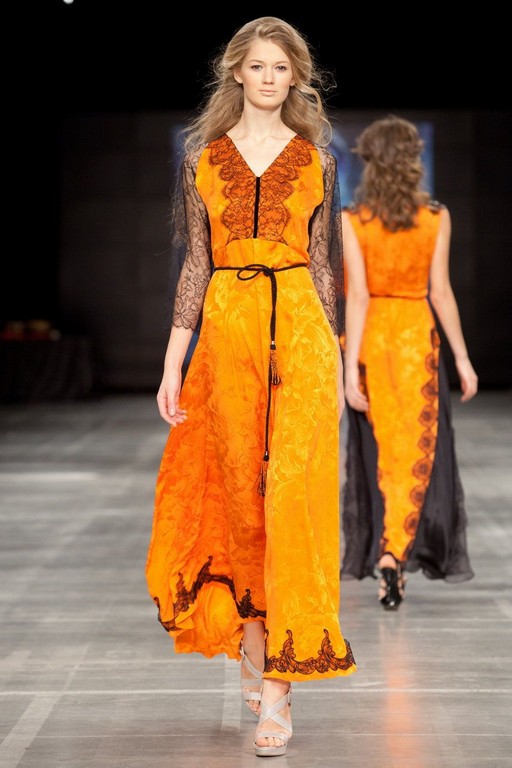 Шёлковое платье с кружевом