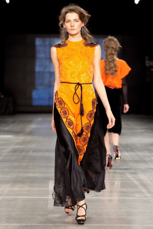 Шёлковое платье с чёрными клиньями