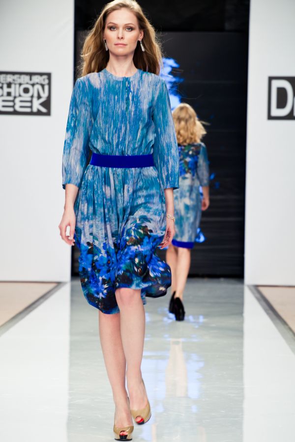 Эксклюзивное платье из шелка с авторским принтом