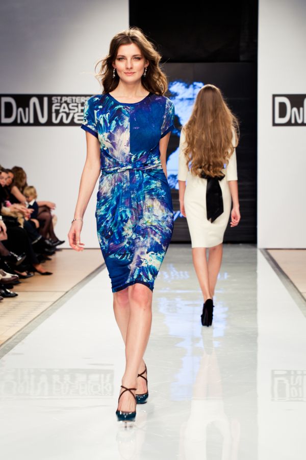 Платье с оригинальной драпировкой