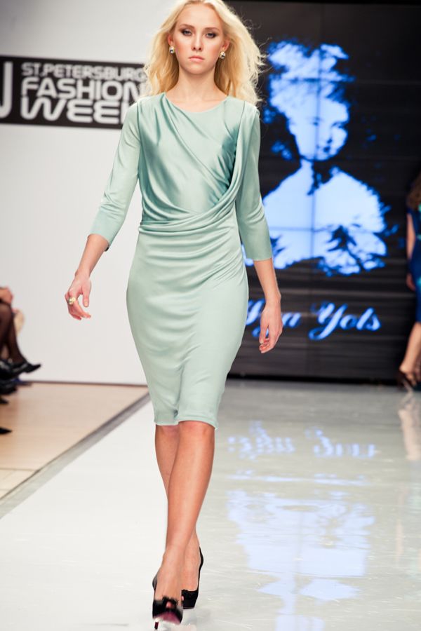 Платье с изысканной драпировкой «каскад»