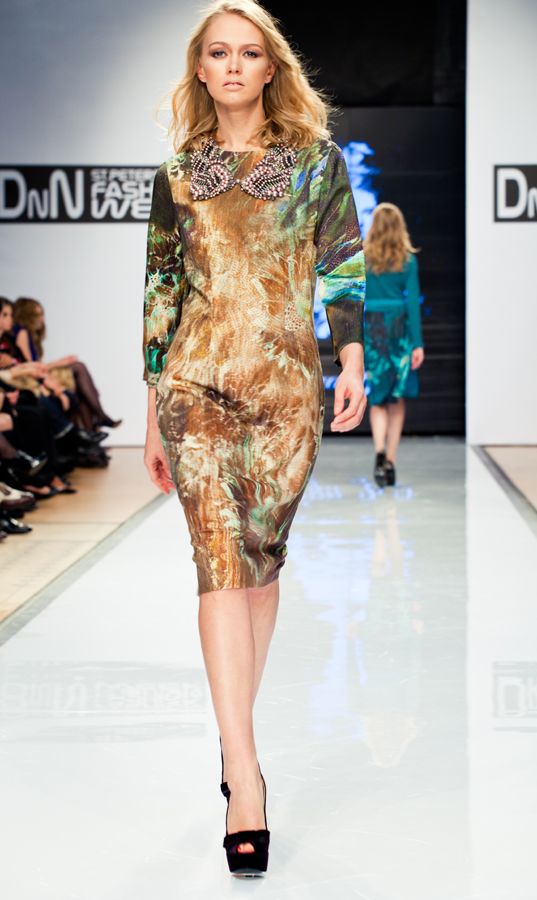 Элегантное приталенное платье с оригинальным принтом