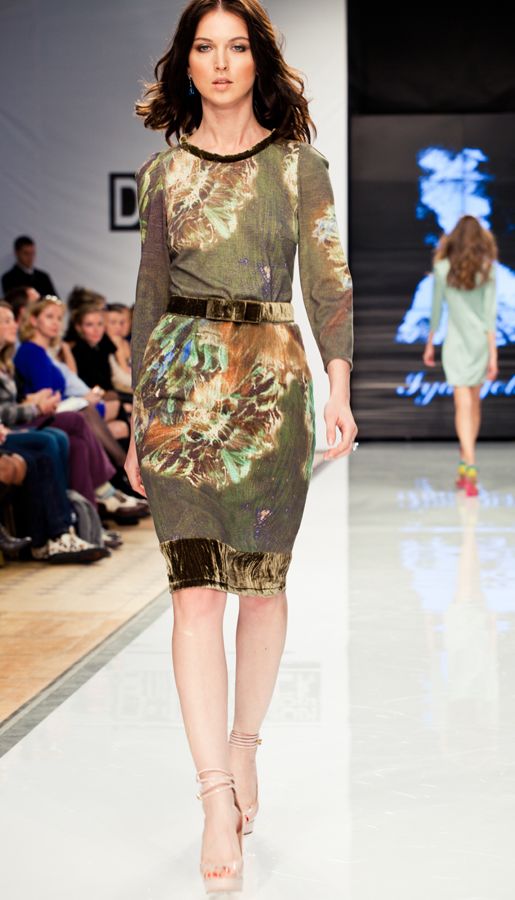 Колоритное платье с бархатной отделкой