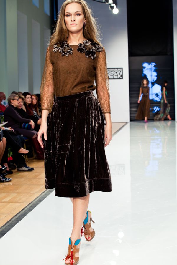 Кружевная блуза с бархатными цветами