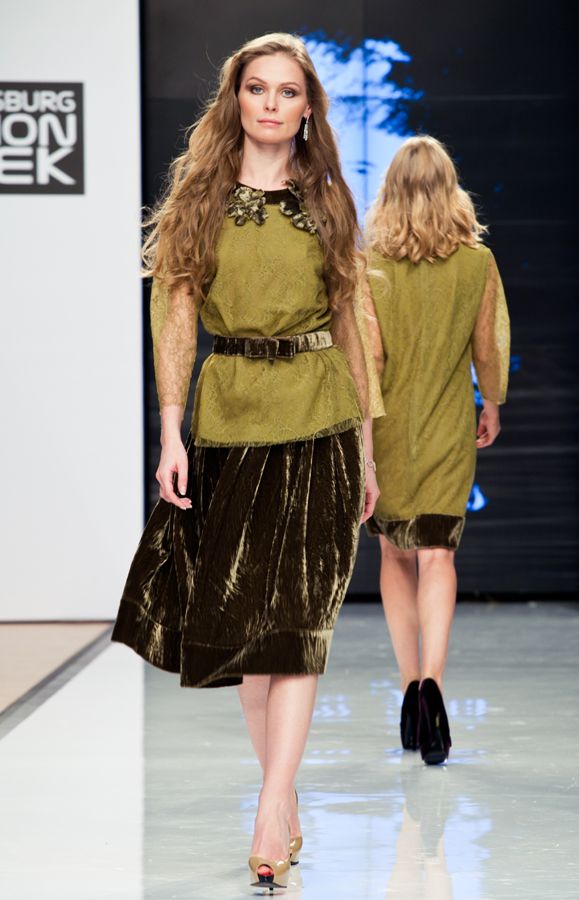 Эффектная кружевная блуза с бархатным декором