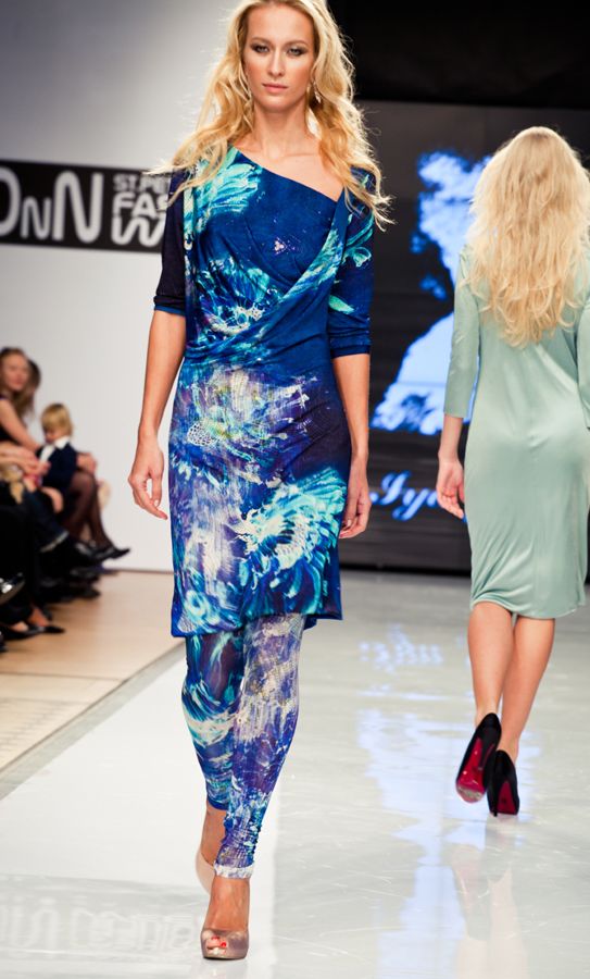 Яркое платье с эксклюзивным авторским принтом