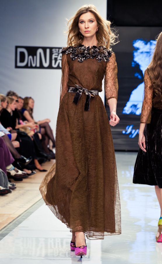 Изящное кружевное платье с бархатным декором