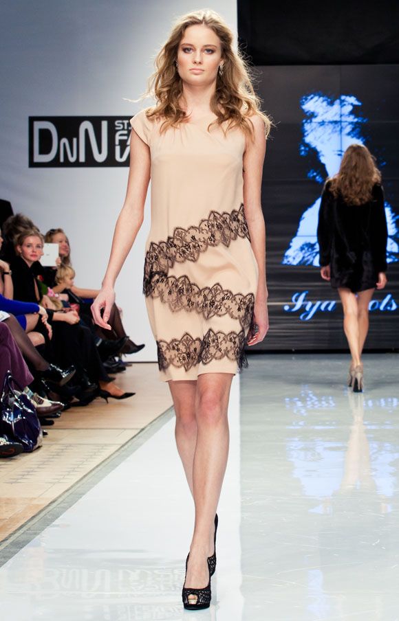 Изящное шелковое коктейльное платье