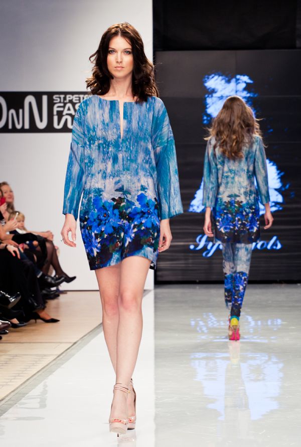 Яркое васильковое платье с эффектным цветочным принтом