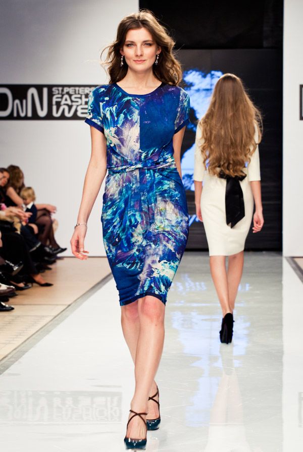 Эффектное дизайнерское платье с оригинальным принтом