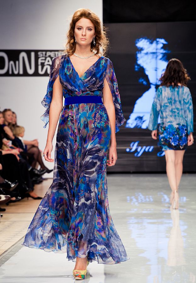 Эффектное васильковое вечернее платье от Iya Yots