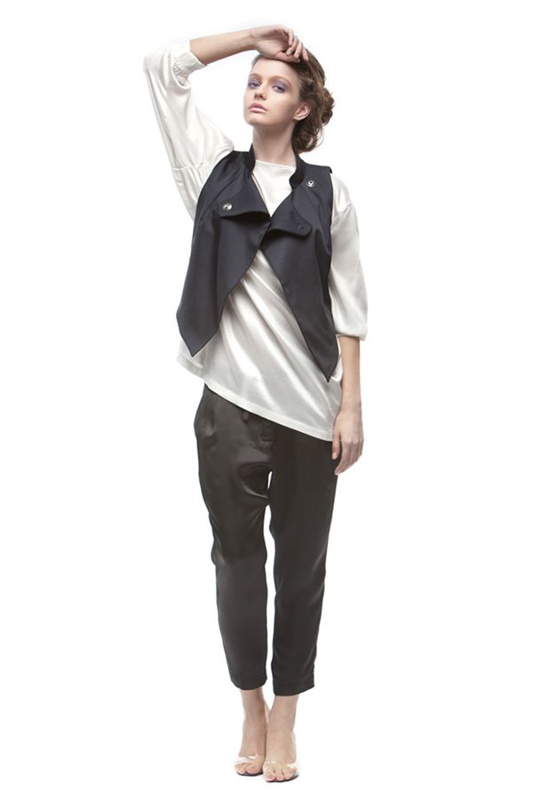 Асимметричный жилет с шикарными "заклепками"