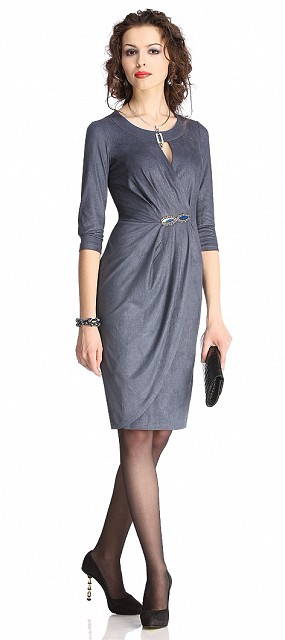 Платье с эффектом запаха и застежкой в виде брошки