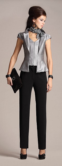 Интригующий брючный костюм