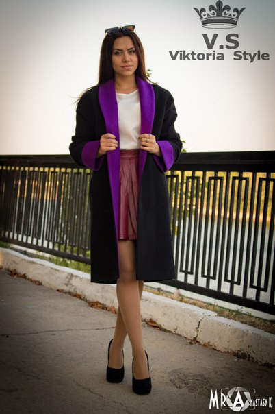 Стильное пальто черного цвета с фиолетовым воротником