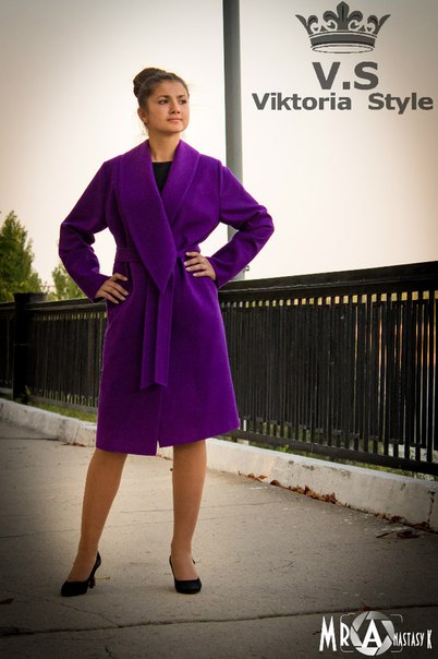 Яркое пальто фиолетового цвета