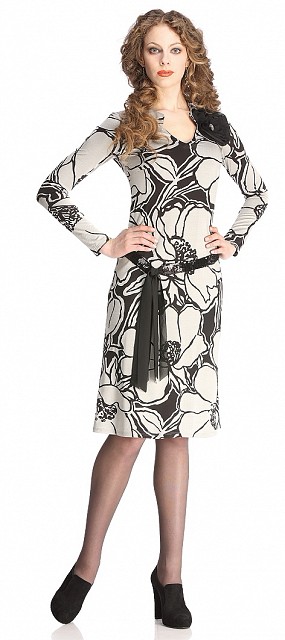 Красивое платье с цветком-брошью