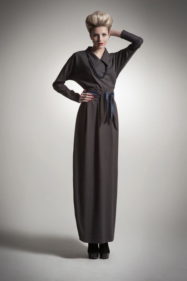 Длинное платье с английским воротником