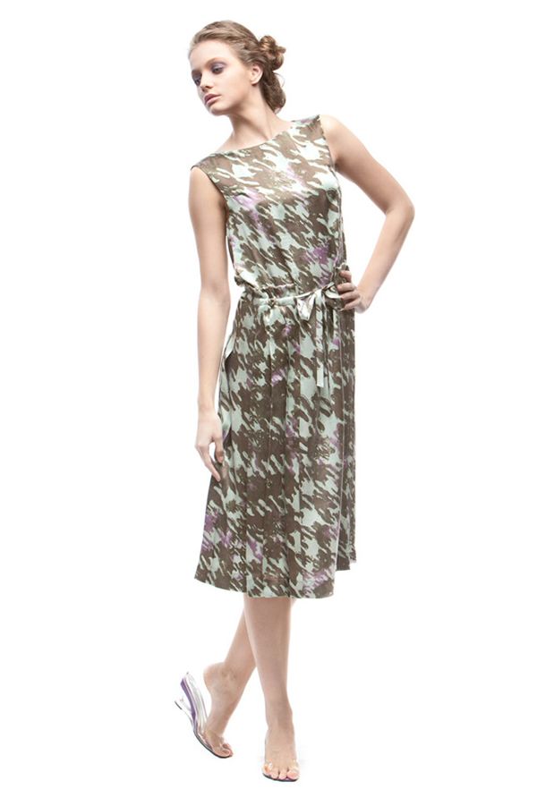 Элегантное шелковое платье с абстрактным принтом