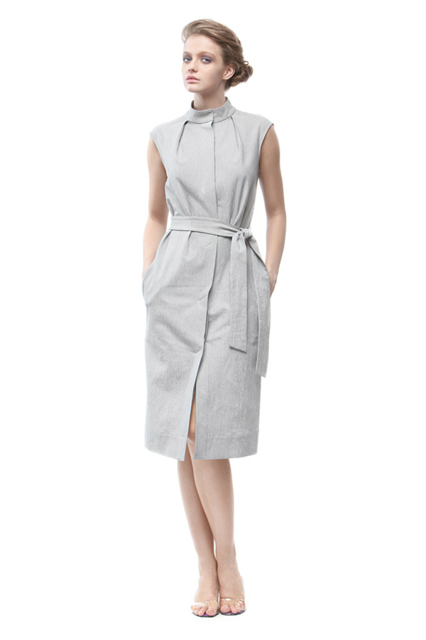 Серебристое приталенное платье с декоративными защипами