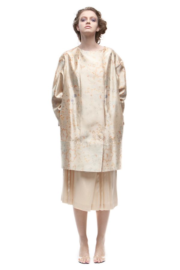 Бежевый плащ с изящным кроем рукавов