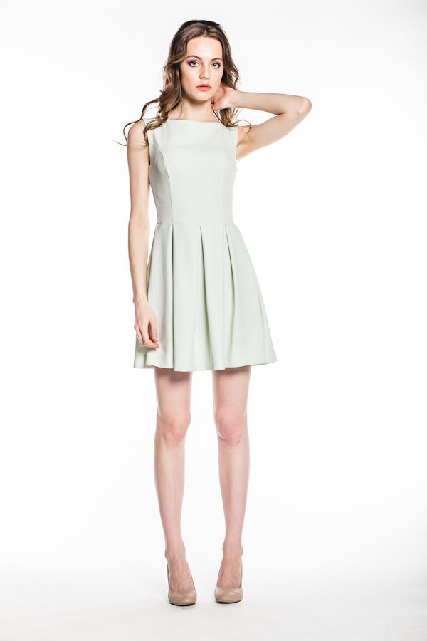 Светло-зеленое платье-футляр