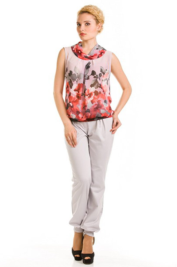 Яркая блузка с цветочным принтом