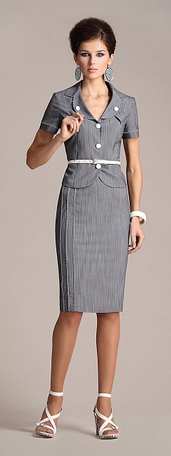 Костюм с юбкой с продольной отделкой