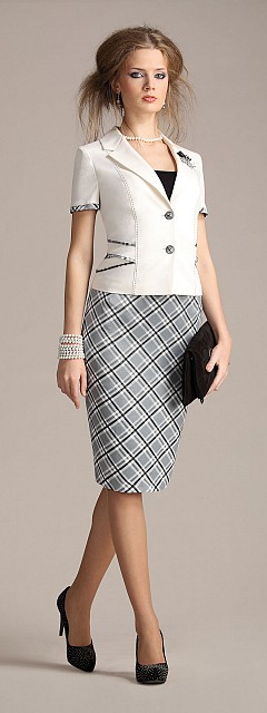 Очаровательный костюм с клетчатой юбкой