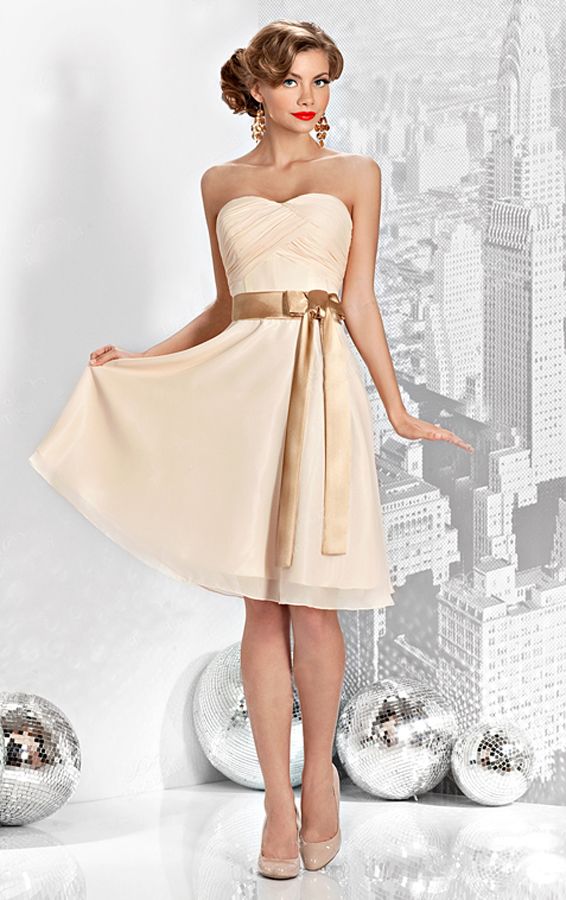 Платье с эффектным декольте с романтическим настроением