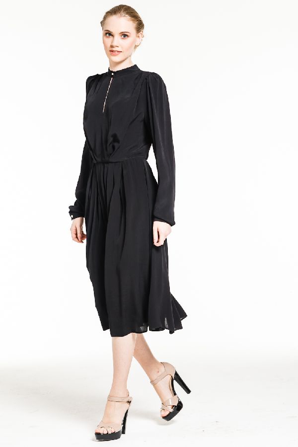 Черное платье с эффектными деталями