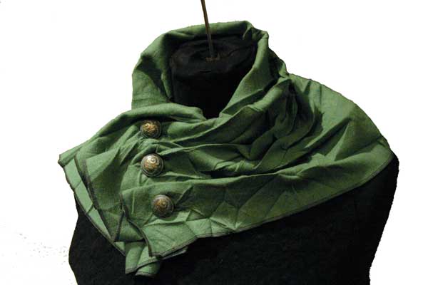 Шарф на пуговицах из фактурной ткани