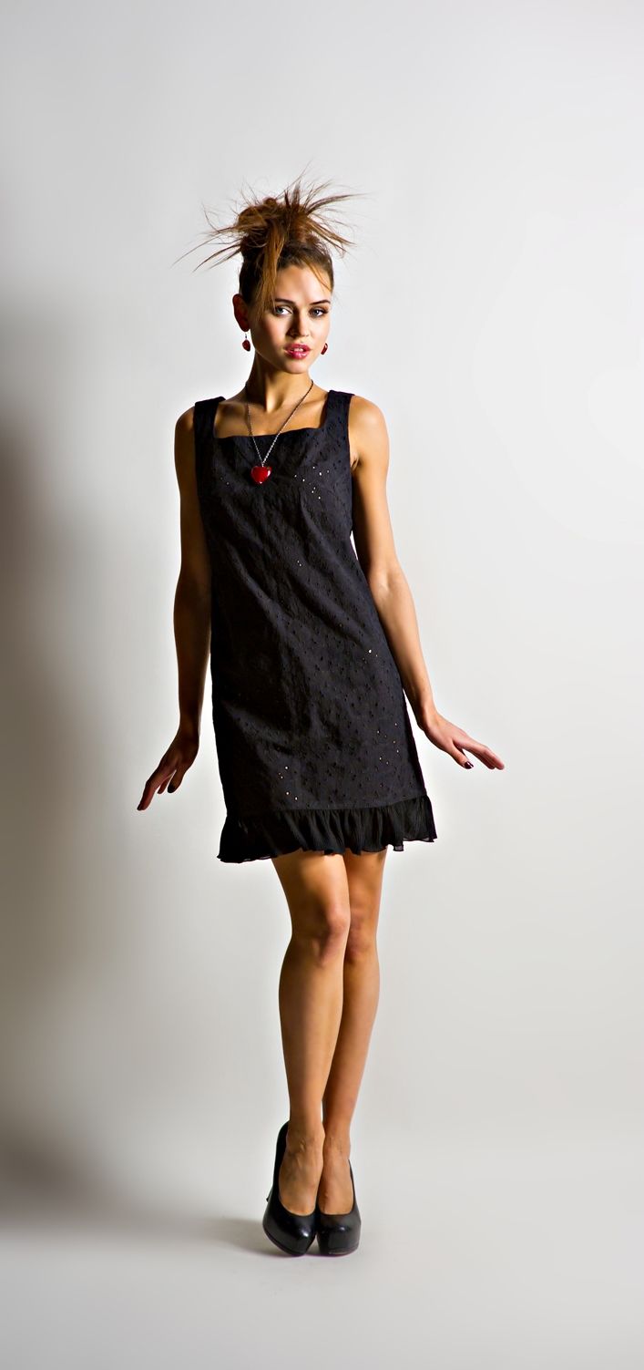 Платье чёрное с рюшами по низу