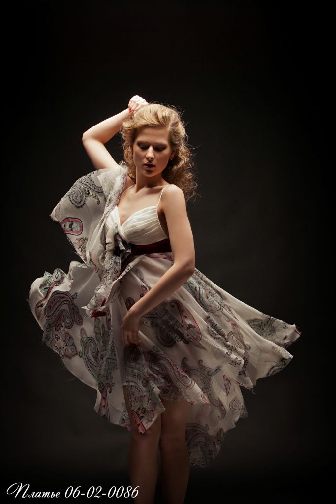 «Летящее» белое платье