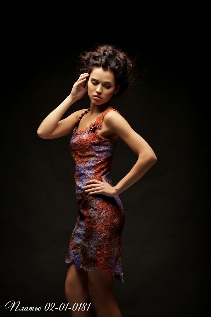 Цветное кружевное платье