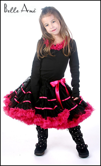 Чёрная юбка с малиновыми полосками и опушкой