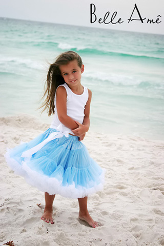 Голубая юбка с белой опушкой