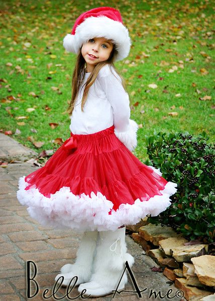 Красная юбка с белой опушкой