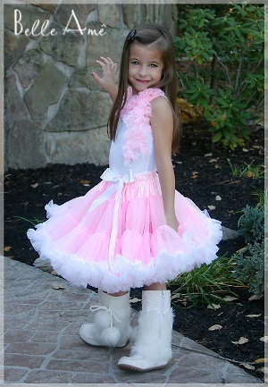 Нежно-розовая юбка с белой опушкой