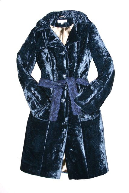 Пальто из жатого бархата синее