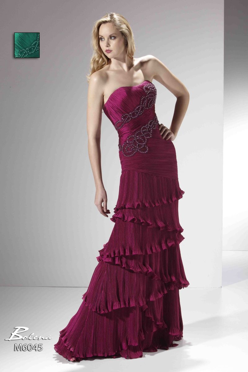 Изысканное корсетное платье с вышивкой