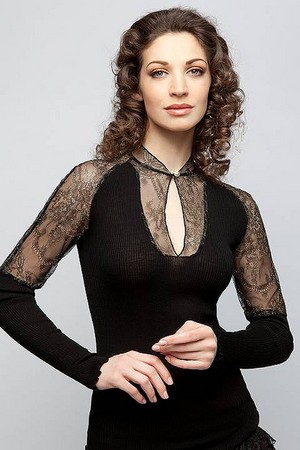 Роскошный пуловер-блуза с эффектными кружевными вставками