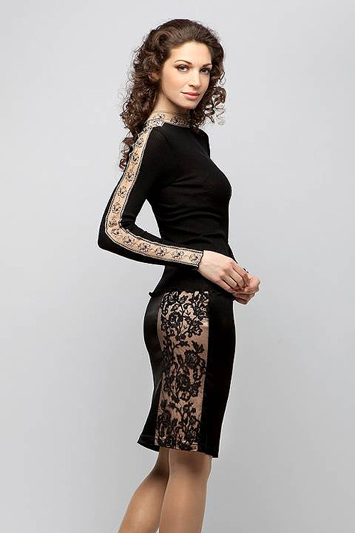 Оригинальный пуловер с кружевными вставками