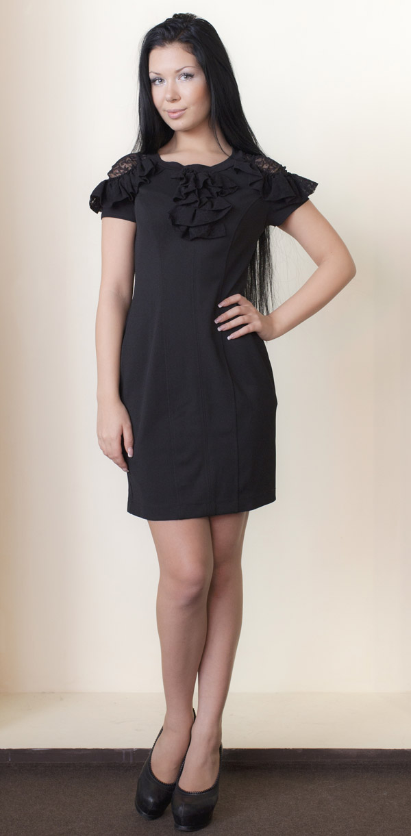 Платье из плотного трикотажа с эффектным жабо