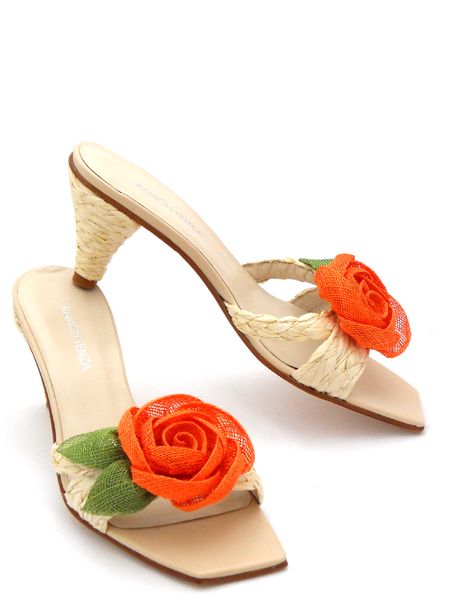 Босоножки с цветком в испанском стиле
