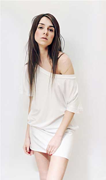 Белое трикотажное платье