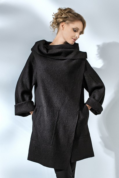 Легкое пальто свободной формы из вареной шерсти