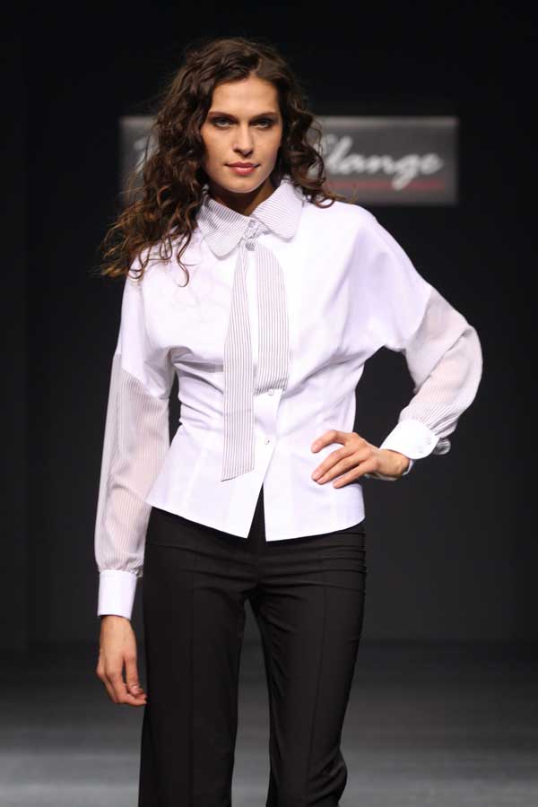 Белая блуза с галстуком