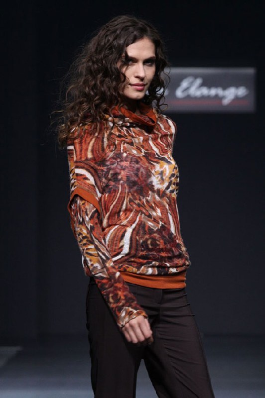 Коричневая блуза с объемным воротом